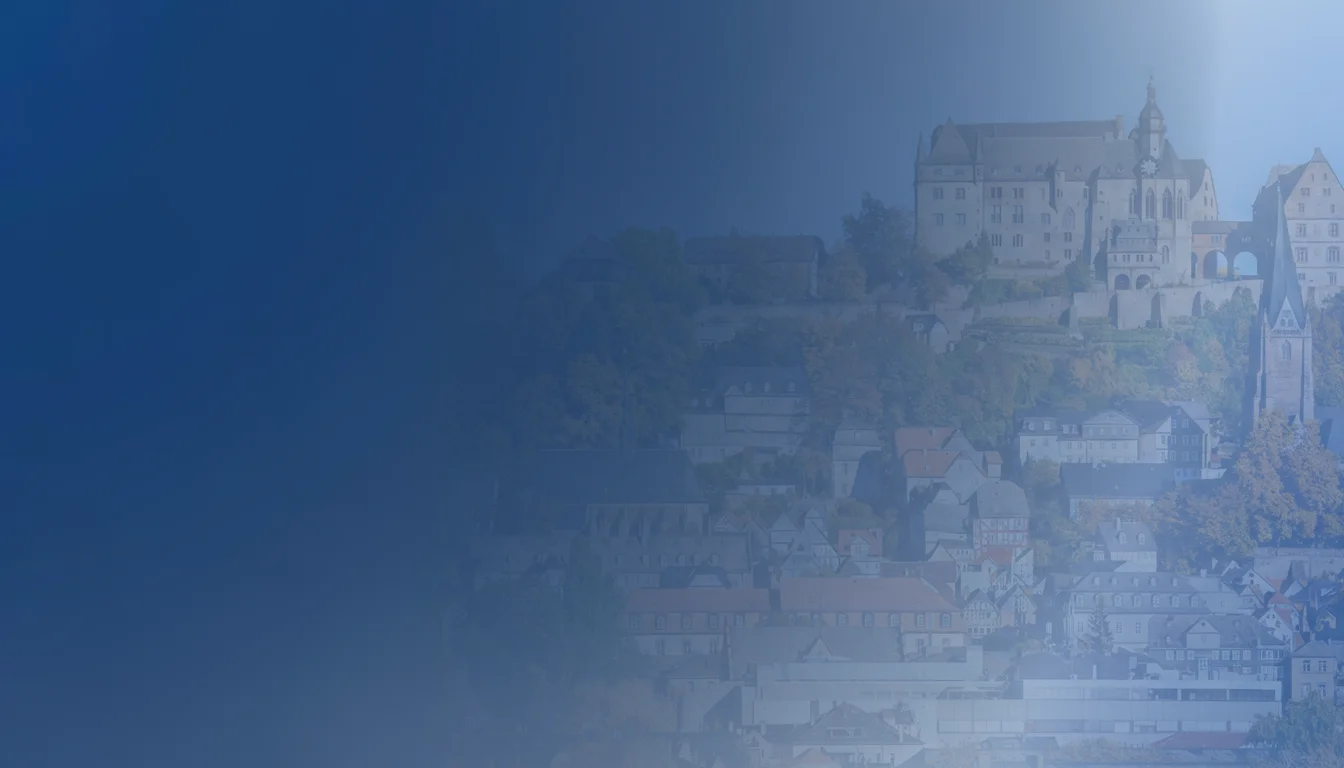 Burg auf einem Hügel über einer Stadt, teilweise von einem blauen Farbverlauf verdeckt.